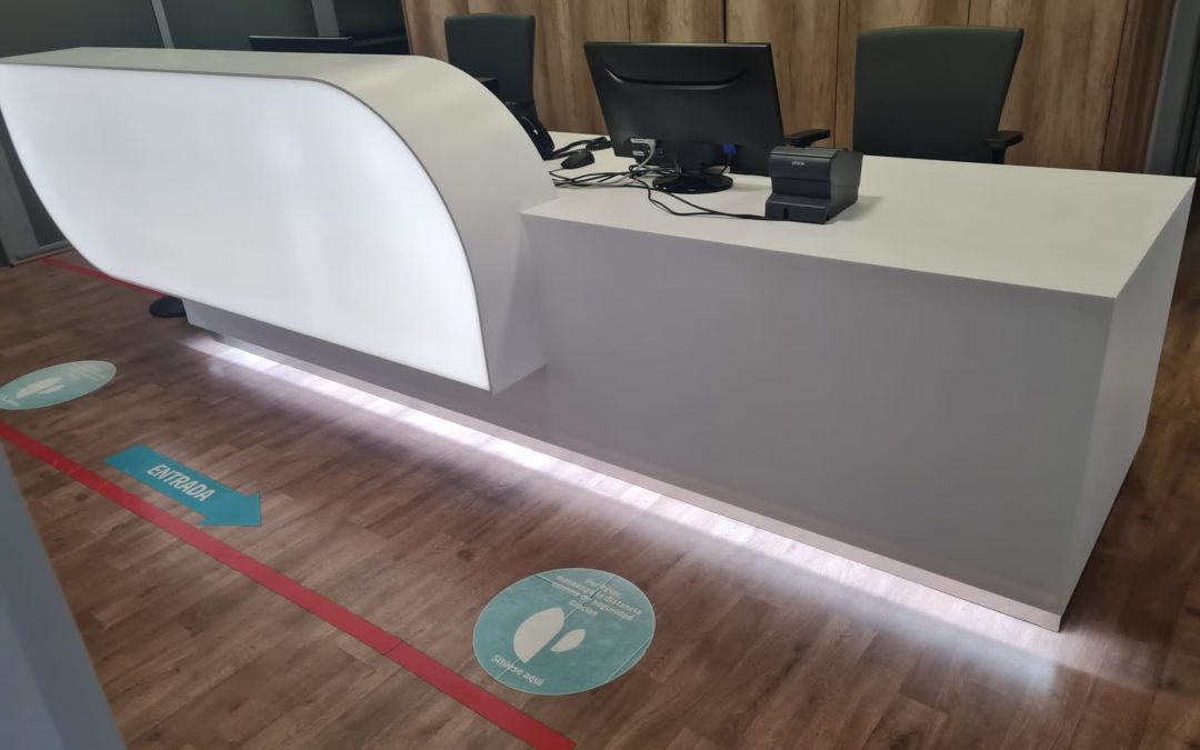 Mostrador de recepción en clínica médica